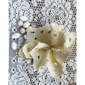 Σατινέ Στρογγυλή Μπομπονιέρα με Κοφτό & Κέντημα Λουλούδι Bo Maison 30cm 30x30cm Εκρού - 