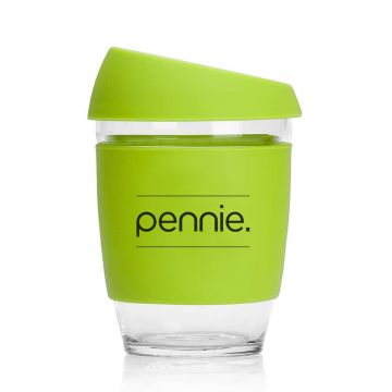 Γυάλινη οικολογική κούπα με καπάκι σιλικόνης και προσταυτευτικό κάλυμμα στο ίδιο χρώμα με το logo pennie. Η σειρά Cups ειναι κατασκευασμένη απο μη πορώδες βοριοπυριτικό γυαλί (pyrex) που το χαρακτηρίζει η υψηλή αντοχή στη θερμότητα και η εξαιρετική αντίστ - 