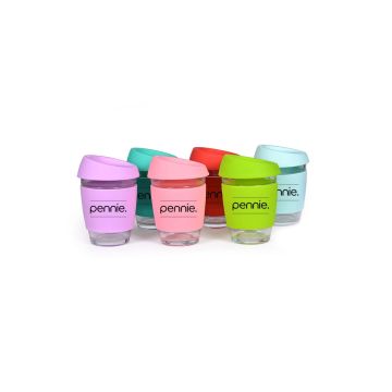 Γυάλινη οικολογική κούπα με καπάκι σιλικόνης και προσταυτευτικό κάλυμμα στο ίδιο χρώμα με το logo pennie. Η σειρά Cups ειναι κατασκευασμένη απο μη πορώδες βοριοπυριτικό γυαλί (pyrex) που το χαρακτηρίζει η υψηλή αντοχή στη θερμότητα και η εξαιρετική αντίστ - 